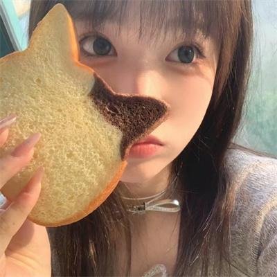 濠河边上的女人